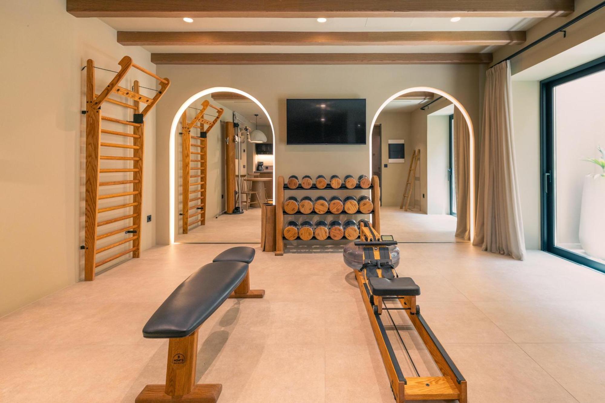 Cicada Villa Sea Front with Private Pool, Indoor Jacuzzi and Gym
